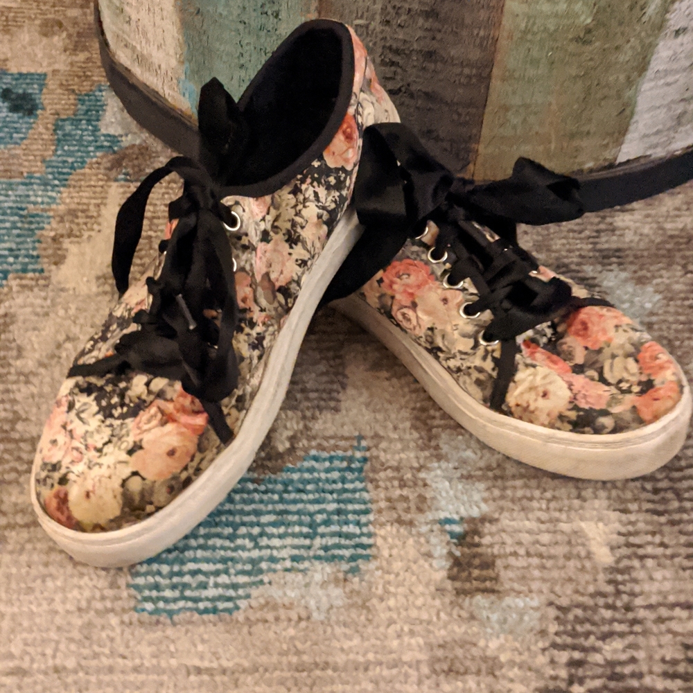 DIRTY LAUNDRY Josi Floral Printed Velvet Lace-Up Sneakers